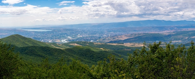 Bella vista di Tbilisi e della città vecchia di Mtskheta dalla montagna Zedazeni in Georgia