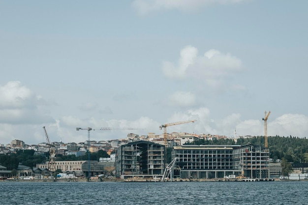 Bella vista di un cantiere in una città