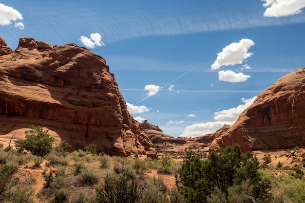 Bella vista di un paesaggio con formazioni rocciose e scogliere