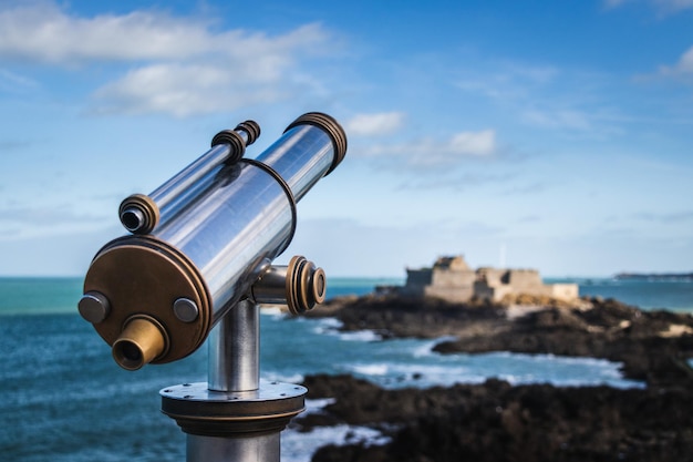 Bella vista di un telescopio situato di fronte alla spiaggia