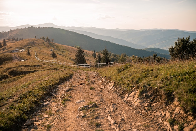 Bella vista di una montagna rotonda