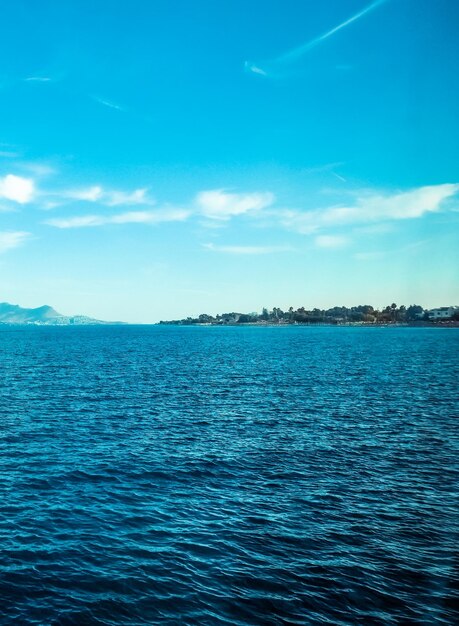 Bella vista di uno sfondo di viaggio sulla costa del mare