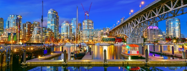 Bella vista di Vancouver BC con porto al tramontoCanada