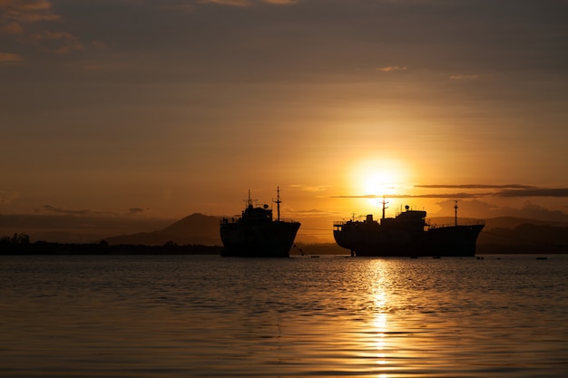 Bella vista di vista sul mare dell&#39;alba con la barca nell&#39;isola di phuket