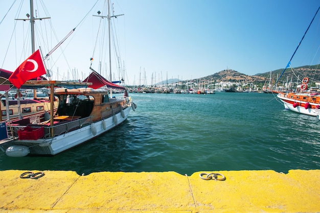 Bella vista di yahts nella baia di Bodrum marina Provincia di Mugla Turchia Vacanze estive in Turchia