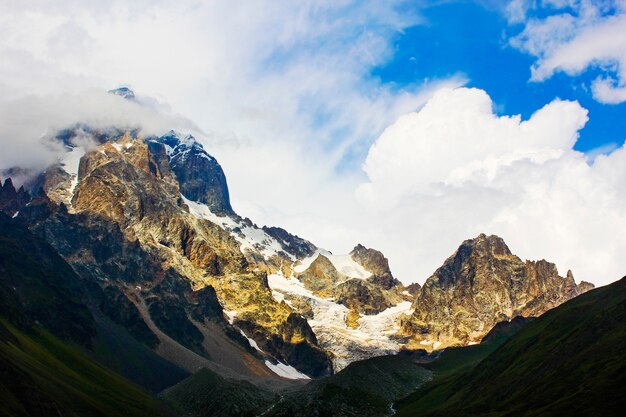 Bella vista e paesaggio di montagna in Georgia. Luoghi colorati