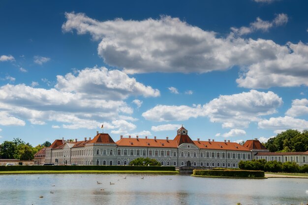 Bella vista estiva del castello di Monaco di Baviera Nymphenburg