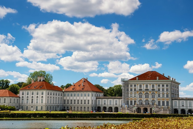 Bella vista estiva del castello di Monaco di Baviera Nymphenburg