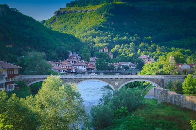 Bella vista estiva dell'antico ponte a Veliko Tarnovo in Bulgaria