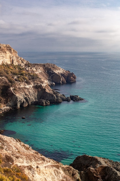 Bella vista estiva della costa del mare con acqua blu pura