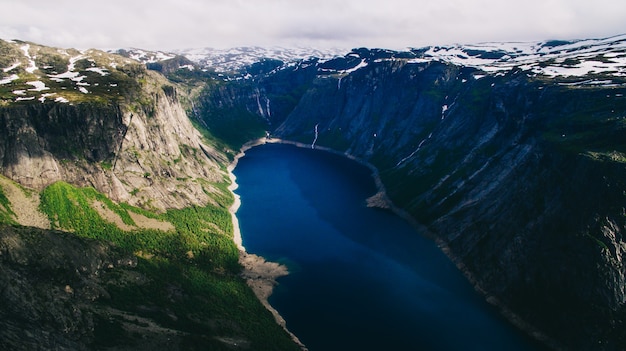 Bella vista estiva sulla famosa località turistica norvegese - trolltunga, la lingua dei troll con un lago e le montagne, la Norvegia, Odda.