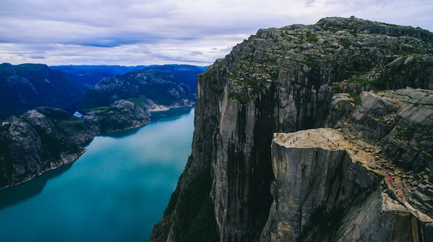 Bella vista estiva sulla famosa località turistica norvegese - trolltunga, la lingua dei troll con un lago e le montagne, la Norvegia, Odda.