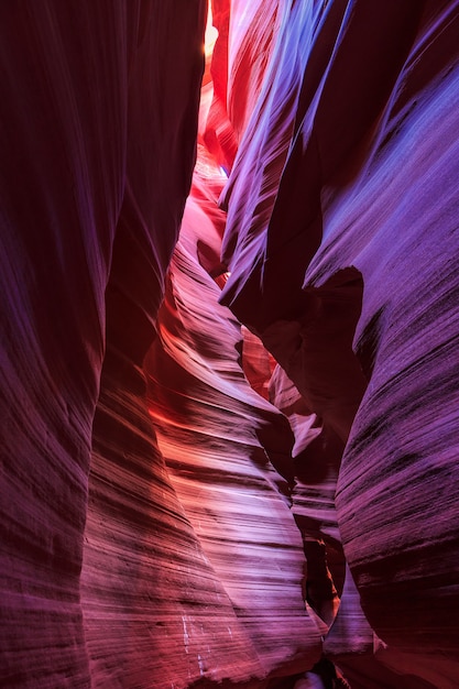Bella vista grandangolare di incredibili formazioni di arenaria nel famoso Antelope Canyon