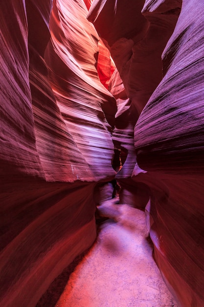 Bella vista grandangolare di incredibili formazioni di arenaria nel famoso Antelope Canyon