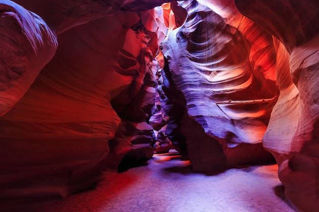 Bella vista grandangolare di incredibili formazioni di arenaria nel famoso Antelope Canyon