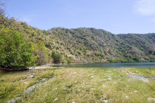 Bella vista lago con montagne