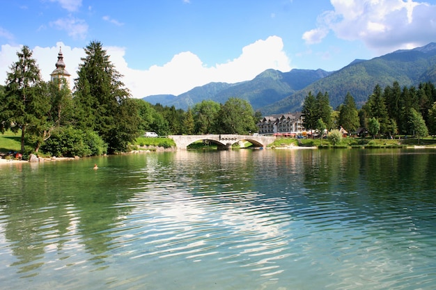 Bella vista Lago di montagna riflesso Lago di Bohinj in Slovenia