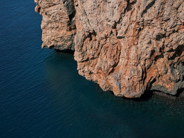 Bella vista mare e scogliere