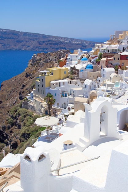 Bella vista nel villaggio di Oia sull'isola di Santorini in Grecia