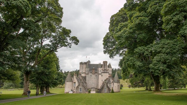 Bella vista nuvolosa con il castello di Fraser nel Regno Unito.