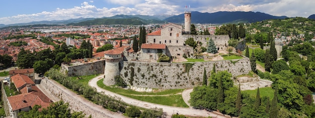 Bella vista panoramica da un drone al castello medievale della città di Brescia