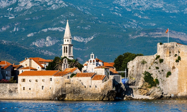 Bella vista panoramica del montenegro di budva sulla città antica dal vecchio architetto mediterraneo del mare adriatico