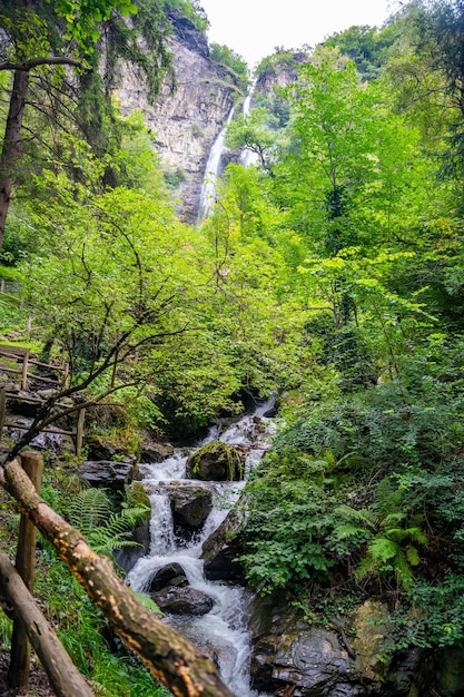 Bella vista panoramica della cascata della città di San Pietro in Italia