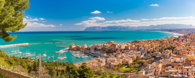 Bella vista panoramica della fortezza medievale di Cala Marina, porto della città costiera Castellammare del Golfo al mattino, Sicilia, Italia