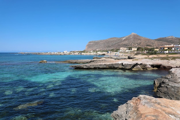 Bella vista panoramica della spiaggia rocciosa e della laguna blu dell'isola di Favignana, Sicilia, Italia