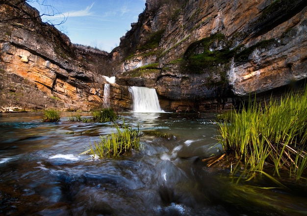 Bella vista panoramica delle cascate di Mirusha in una giornata di sole nel Parco di Mirusha nel Kosovo centrale