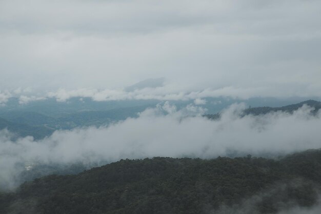 Bella vista panoramica di nebbia e nuvole in strati distanti montagne gamma con cielo blu al mattino
