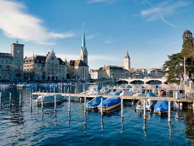 Bella vista panoramica di Zurigo dalla Limmat Svizzera