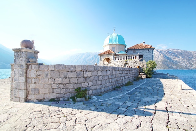 Bella vista panoramica la roccia della signora nella baia di Kotor Montenegro