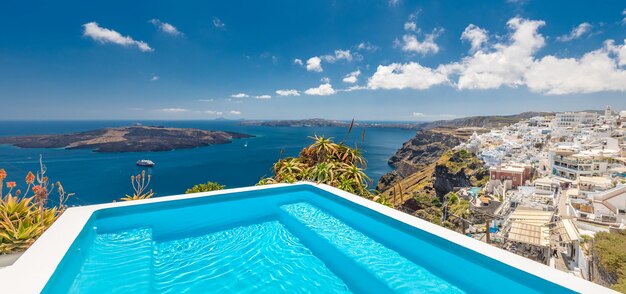 Bella vista panoramica pittoresca Grecia Santorini, caldera e piscina sulla costa del Mar Mediterraneo