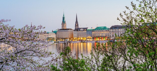 Bella vista panoramica sul fiume Alster e sul municipio di Amburgo Rathaus alla sera dei guadagni primaverili