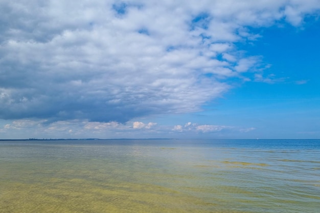 Bella vista pittoresca sul mare in una giornata di sole