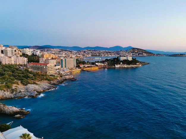 Bella vista serale della città e del Mar Egeo dal balcone. Turchia, Kusadasi.