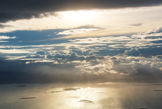 Bella vista sopra le nuvole dall'aereo