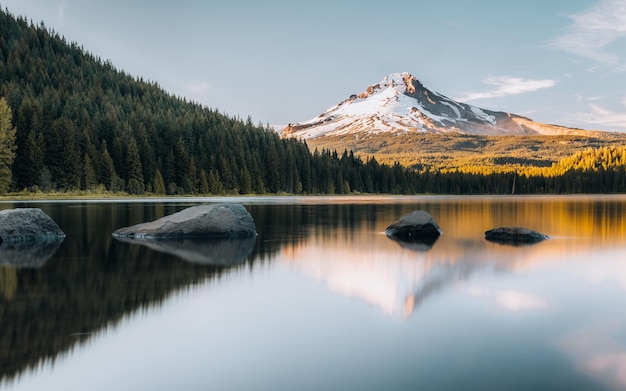 Bella vista su un lago e sulle montagne sotto il cielo blu in una giornata di sole