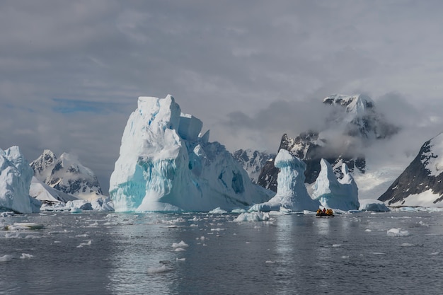 Bella vista sugli iceberg in Antartide