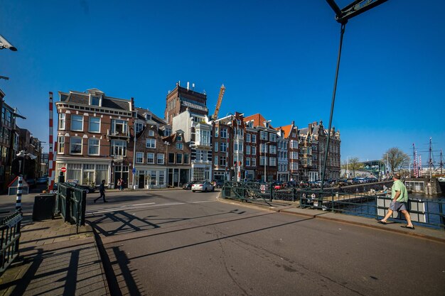 Bella vista sui canali di Amsterdam con il ponte e le tipiche case olandesi Olanda