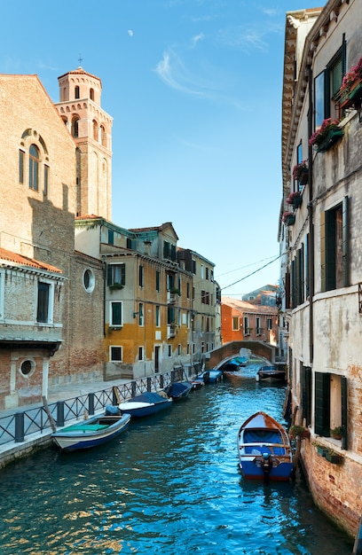 Bella vista sul canale veneziano estivo