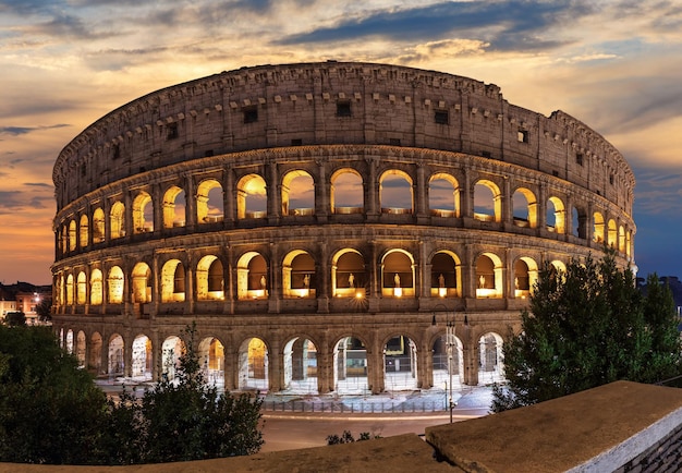 Bella vista sul Colosseo al tramonto Roma Italia