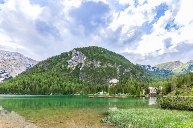 Bella vista sul famoso lago di Braies con acque cristalline color smeraldo nelle Alpi italiane