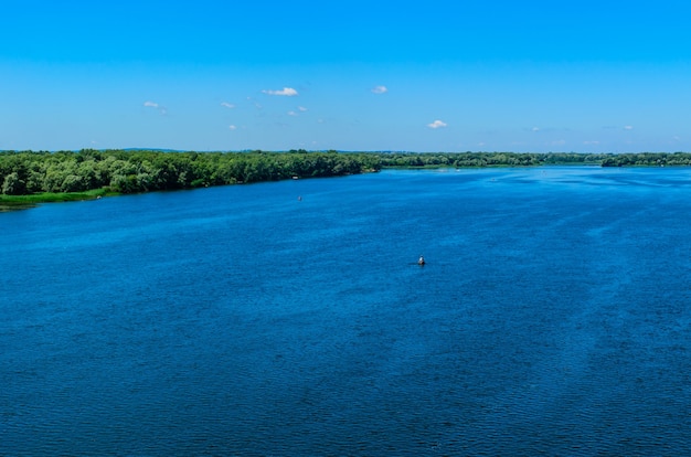 Bella vista sul fiume Dnieper in estate