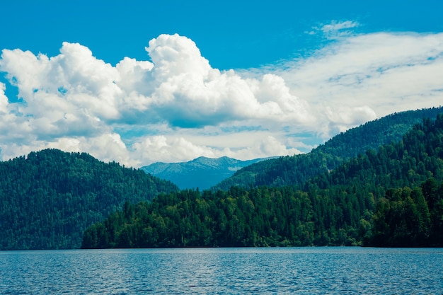 Bella vista sul lago di montagna e sulle montagne in estate