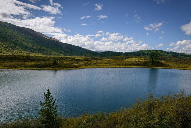 Bella vista sul lago di montagna