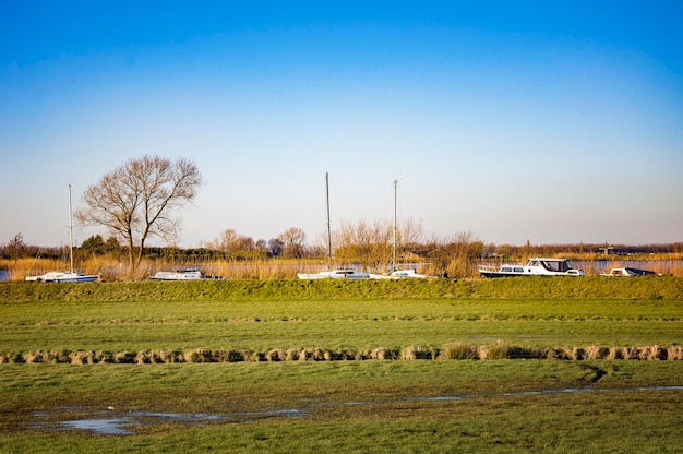 Bella vista sul lago e piccole barche