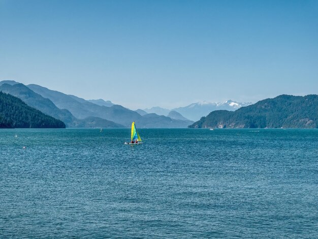 Bella vista sul lago Harrison con uno yacht a vela sull'acqua