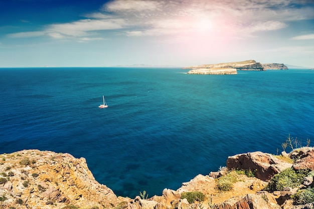 Bella vista sul mare al tramonto. Paesaggio estivo. Isola di Santorini, Grecia.